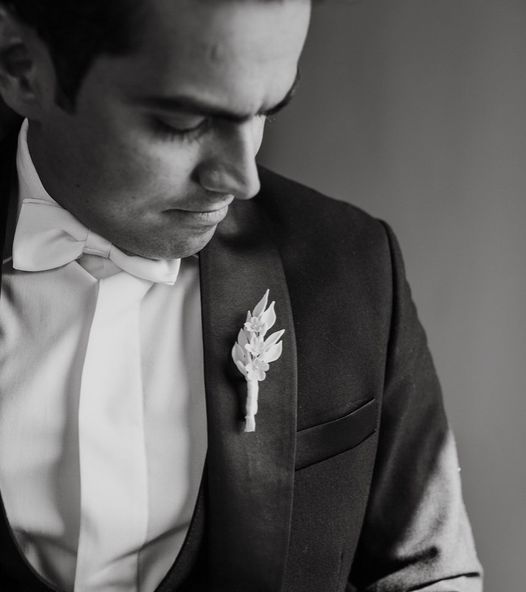 Novio elegante luciendo boutonniere en su boda
