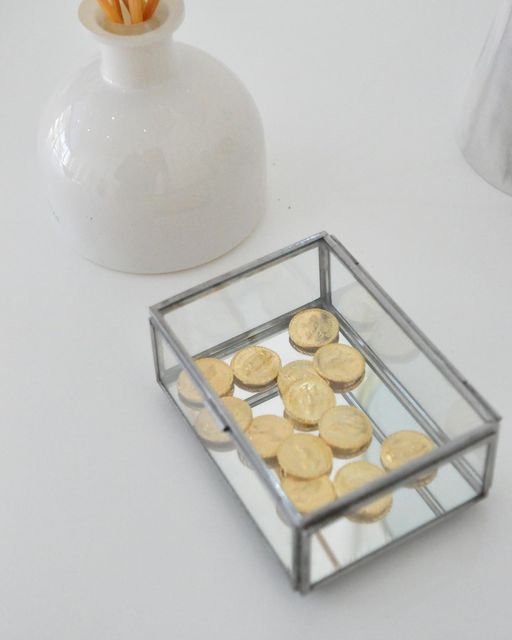 Caja de cristal con base espejo y arras doradas para ceremonia de boda religiosa
